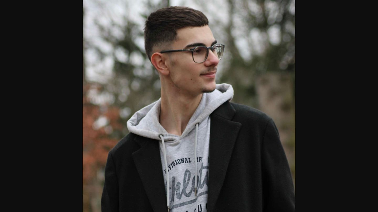 Julien Roy, développeur web passionné spécialisé dans les sites vitrines et l'intégration back-end